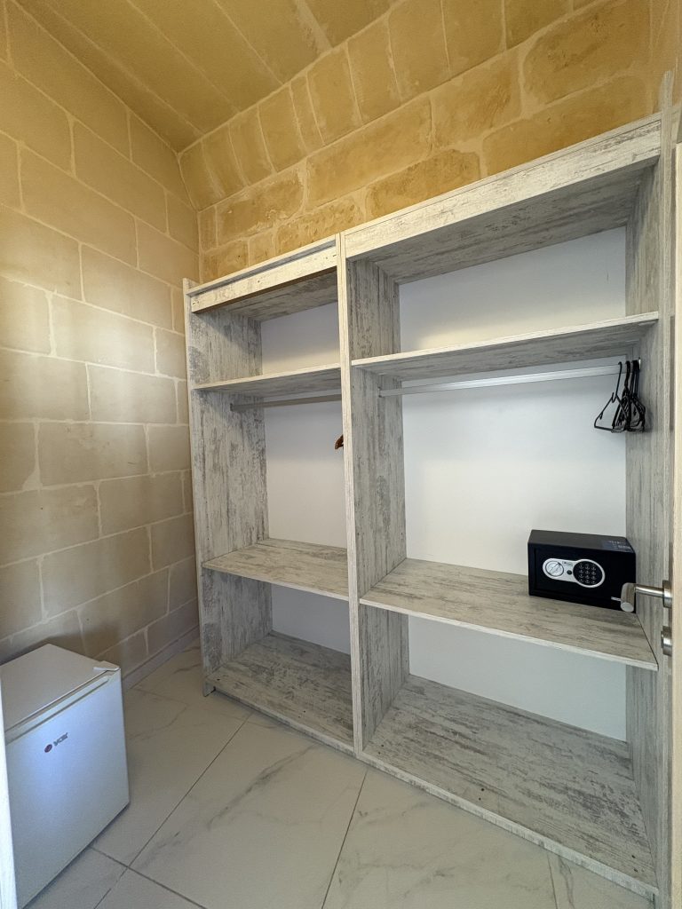 1 - walk in wardrobe